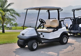 Photo sur Aluminium Golf Voiturette de golf ou voiture de club au terrain de golf