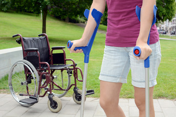 Frau mit Gehbehinderung spaziert im Park