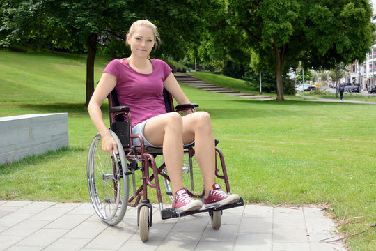 Hübsche Frau im Rollstuhl im Park