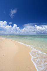 美しい沖縄のビーチと夏空