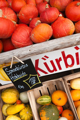 Kürbisse, Marktstand, buntes Gemüse, vegetarisch