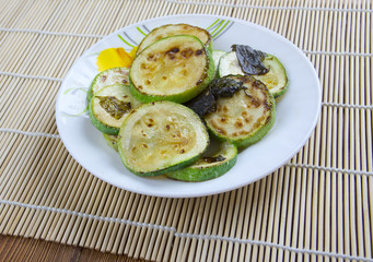 Zucchini con Salvia