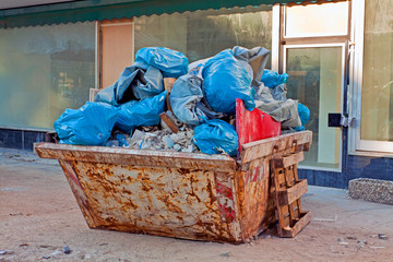 Baucontainer mit Müllsäcken