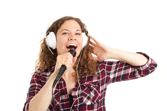 Frau singt vergnügt ins Mikrofon