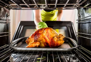 Keuken spatwand met foto Cooking chicken in the oven at home. © Andrei Armiagov
