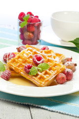 Leckere waffel desert auf dem tisch