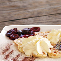 herzwaffel mit sahne und zimt-pflaumen
