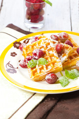 Leckere waffel desert auf dem tisch
