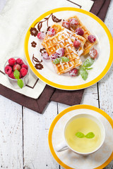 Leckere waffel desert auf dem tisch