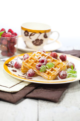 Leckere waffel desert auf dem tisch