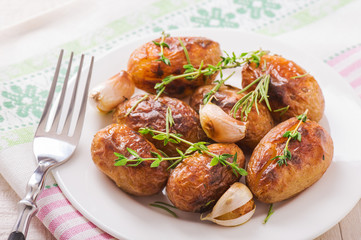 Roasted potatoes with garlic
