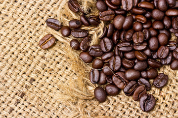 Naklejka premium Coffee beans on vintage linen background