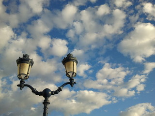 Fototapeta na wymiar Farola y nubes