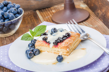 Blätterteig mit Heidelbeeren Vanillesauce
