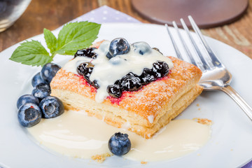 Blätterteig mit Heidelbeeren Vanillesauce
