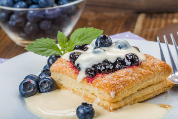 Blätterteig mit Heidelbeeren Vanillesauce