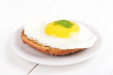 Sandwich with fried egg and parsley