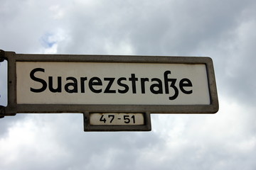 Obraz premium Strassenschild Suarez Strasse