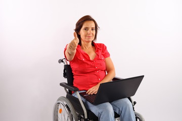 Behinderte Frau mit Notebook
