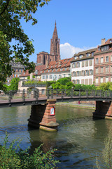 Fototapeta na wymiar Strasbourg au bord de l'eau ( Alsace, France)