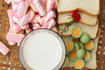 Fototapeta na wymiar fresh milk and pink marshmallows with a slice of bread.