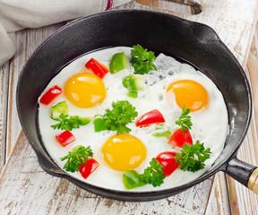  Fried eggs and vegetables