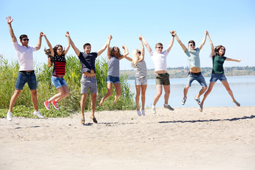 Fototapeta premium Grupa przyjaciół na plaży