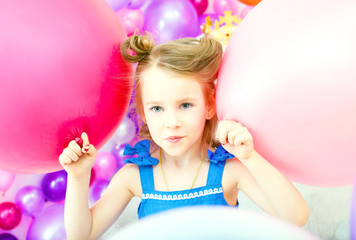 Obraz na płótnie Canvas Funny little girl posing with colorful balloons