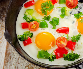 Fried eggs and vegetables