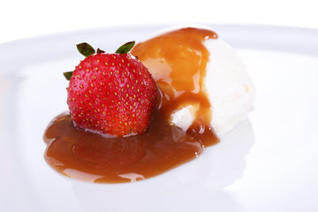Vanilla ice cream with caramel sauce and berry