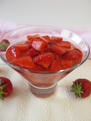 Bowle mit Erdbeeren