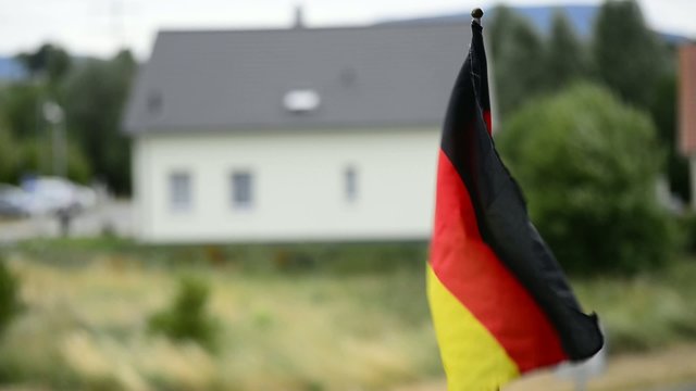 Deutsche Fahne auf einem Balkon