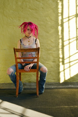 junge Frau im leeren Zimmer