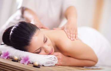 woman having a wellness back massage