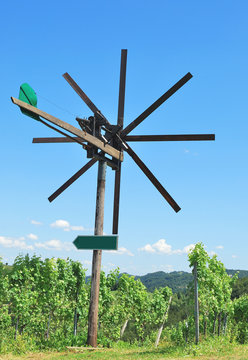 eine Klapotetz genannte Vogelscheuche in der Steiermark