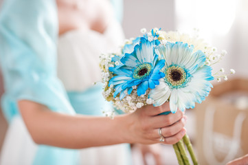 bouquet sposa di gerbere bianche azzurre e mughetti