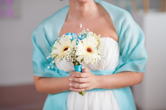 bouquet sposa di gerbere bianche azzurre e mughetti