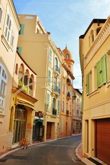 モナコのカラフルな路地
