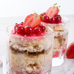 Strawberry - currant crumble Dessertt