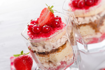 Strawberry - currant crumble Dessertt