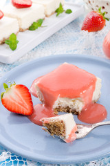 Cheese cake with strawberry sauce