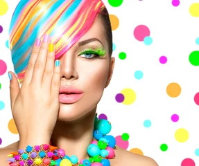 Deurstickers Schoonheidsmeisjesportret met kleurrijke make-up, haar en accessoires © Subbotina Anna