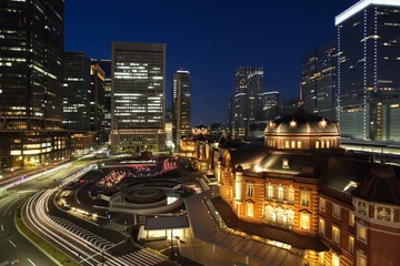 Foto op Plexiglas Tokyo city view Marunoichi area and Tokyo station at night time © torsakarin