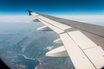 Obraz premium Airplane wing out of window