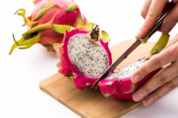 Eine Drachenfrucht wird halbiert