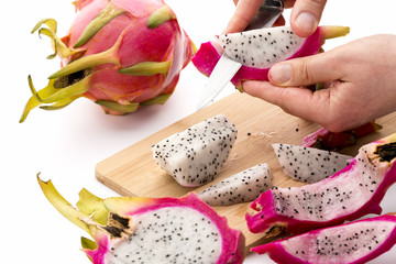 Fruchtspalten der Pitaya von der Schale lösen