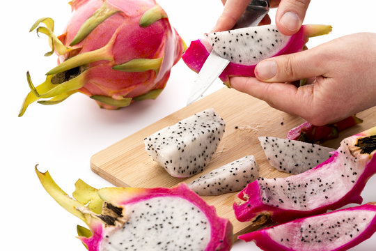 Fruchtspalten der Pitaya von der Schale l&ouml;sen