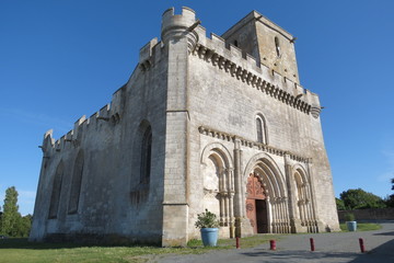Fototapeta na wymiar Charente-Maritime - Esnandes - Eglise fortifiée