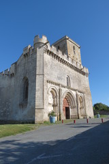 Fototapeta na wymiar Charente-Maritime - Esnandes - Façade de l'église