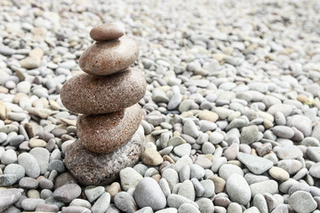 Fototapeta na wymiar pyramid of stones on sea beach